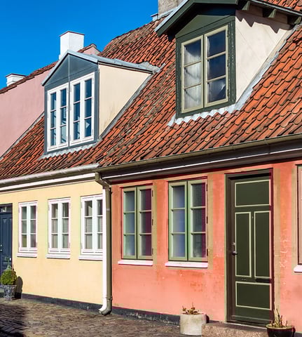 Faverige rækkehuse langs brostensgade