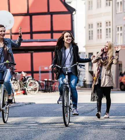 Unge kvinder der cykler i Kbh