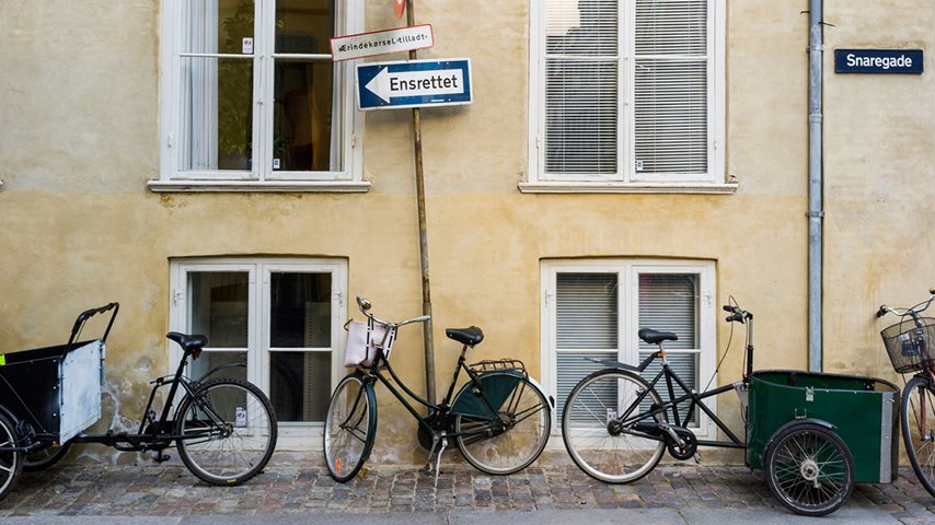 Gul bolig med cykler foran