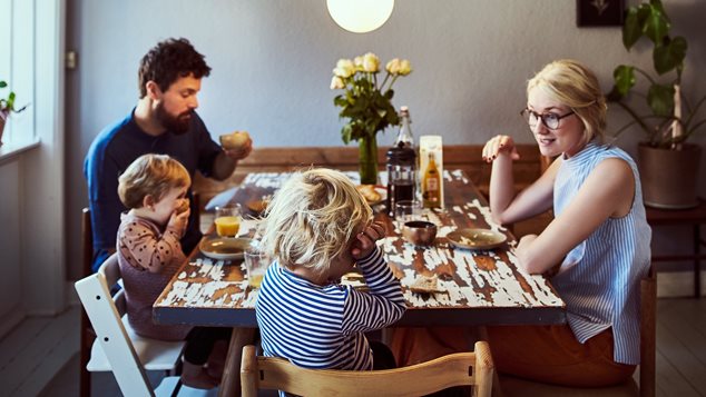 Familie spiser morgenmad sammen
