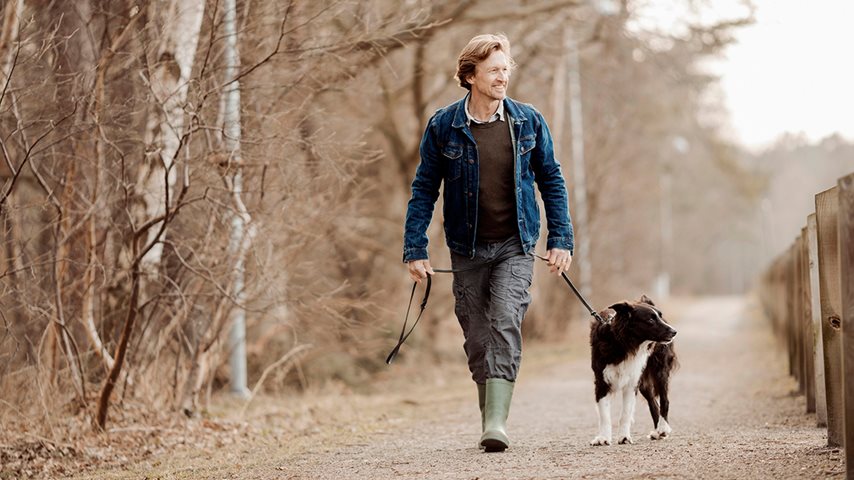 Mand med en hund i skoven